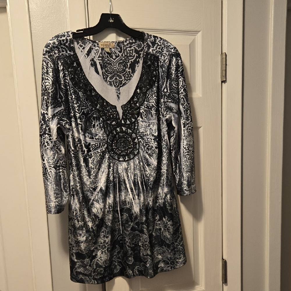 ONE WORLD Black and White Patterned Blouse.  SIZE 1X    ⭐️✨️PRE LOVED.  ⭐️✨️